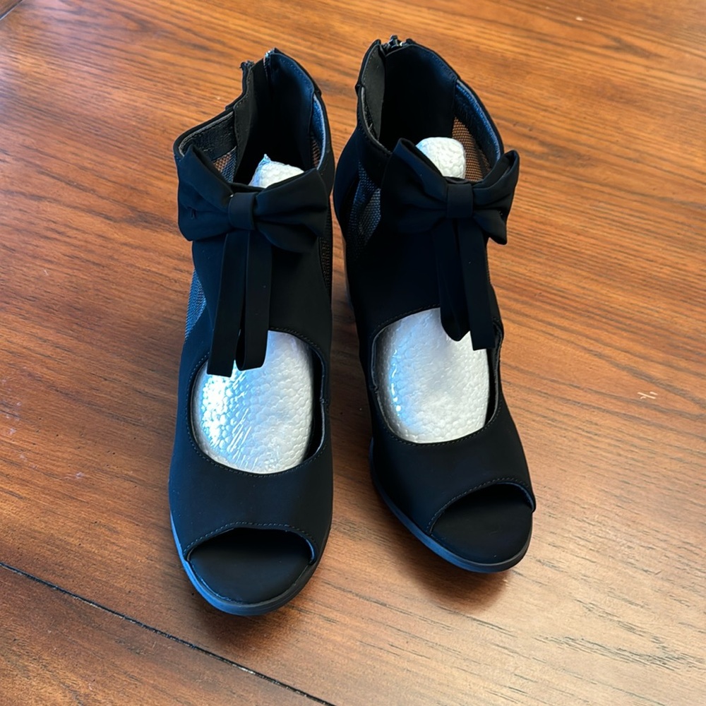 Tinstree size 9. 3 1/4 inch heels NEW zipper backs mesh on sides bow ties black
